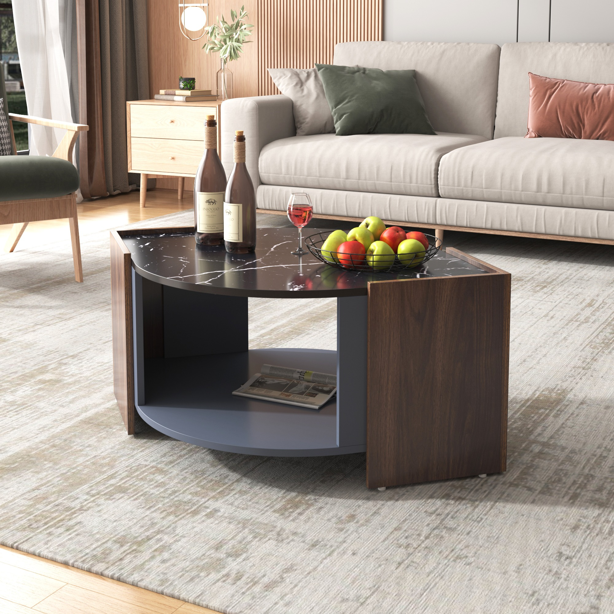 Couchtisch mit Weinflaschen, Weinglas, Obstschale, in einem Wohnzimmer.
