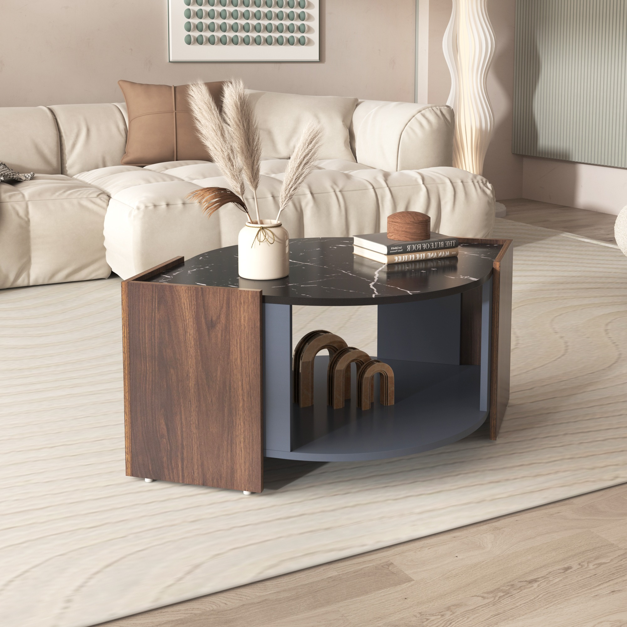 Ein moderner Couchtisch mit schwarzer Marmorplatte, Holzseiten und einem grauen Regal. Dekorationen oben.