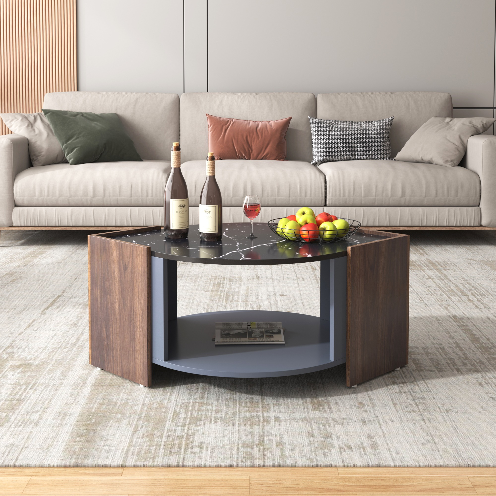 Sechseckiger Couchtisch mit Holz- und Marmorplatte. Ein Sofa und eine Obstschale im Hintergrund.