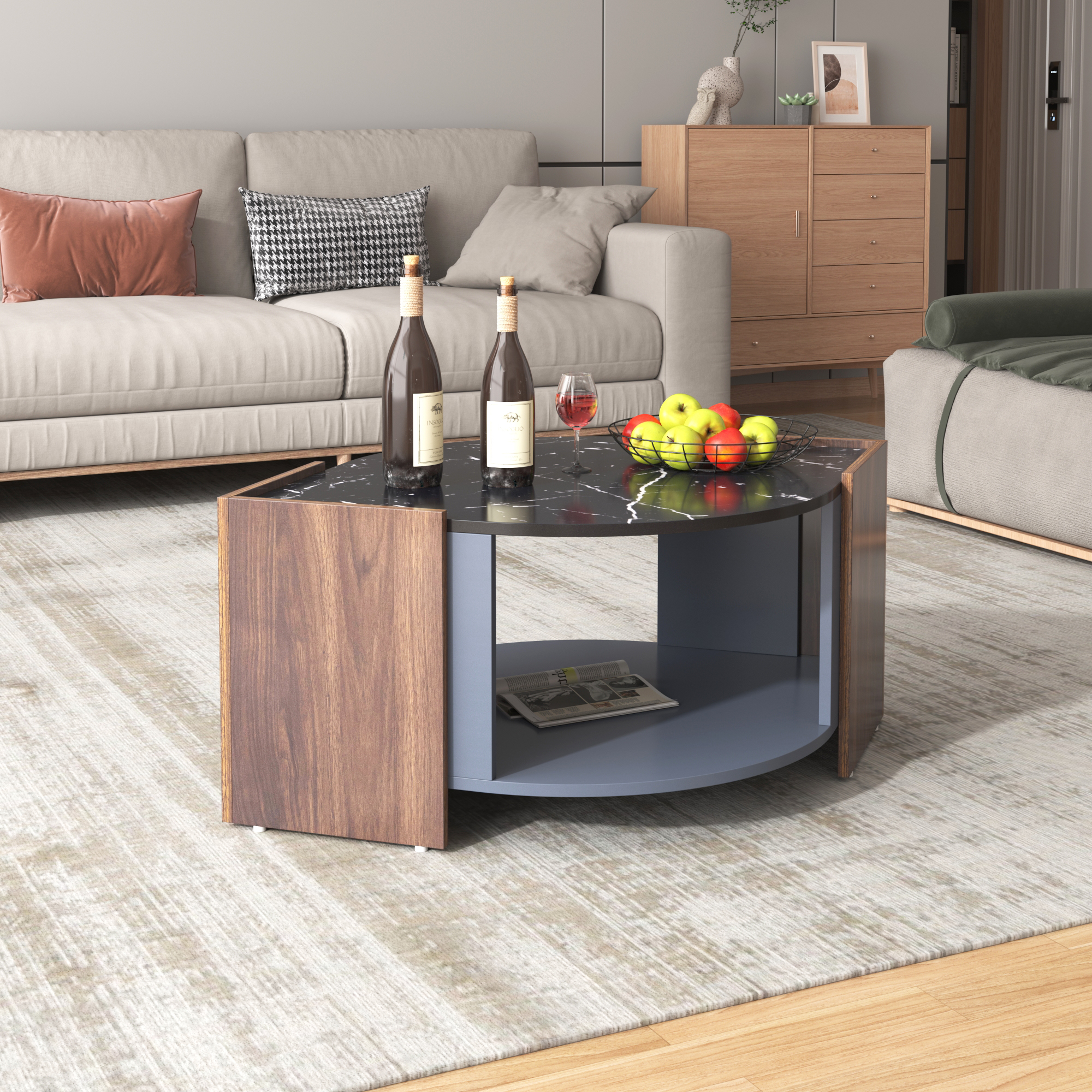 Runder Couchtisch mit Marmorplatte. Flaschen, Glas und Äpfel oben. Sofa und Teppich im Hintergrund.
