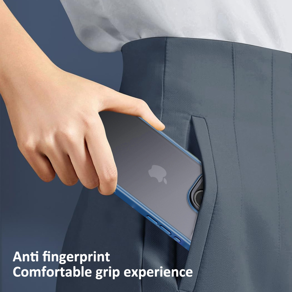 Hand hält Telefon in blauer Hülle. Telefon in der Tasche. Text: Anti-Fingerabdruck. Griff.