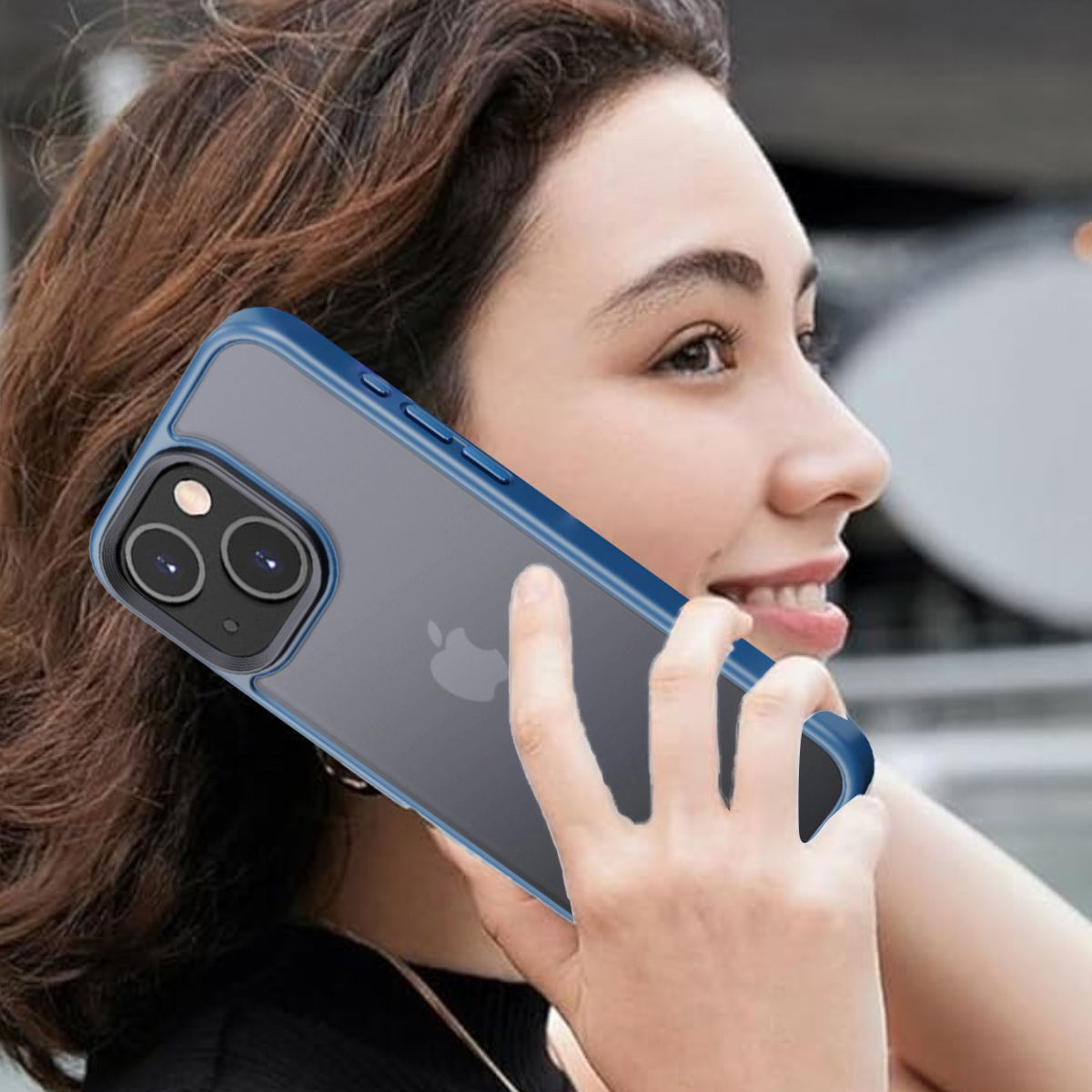 Eine Frau hält eine blaue Handyhülle mit einem iPhone darin. Die Hülle ist um das Telefon.