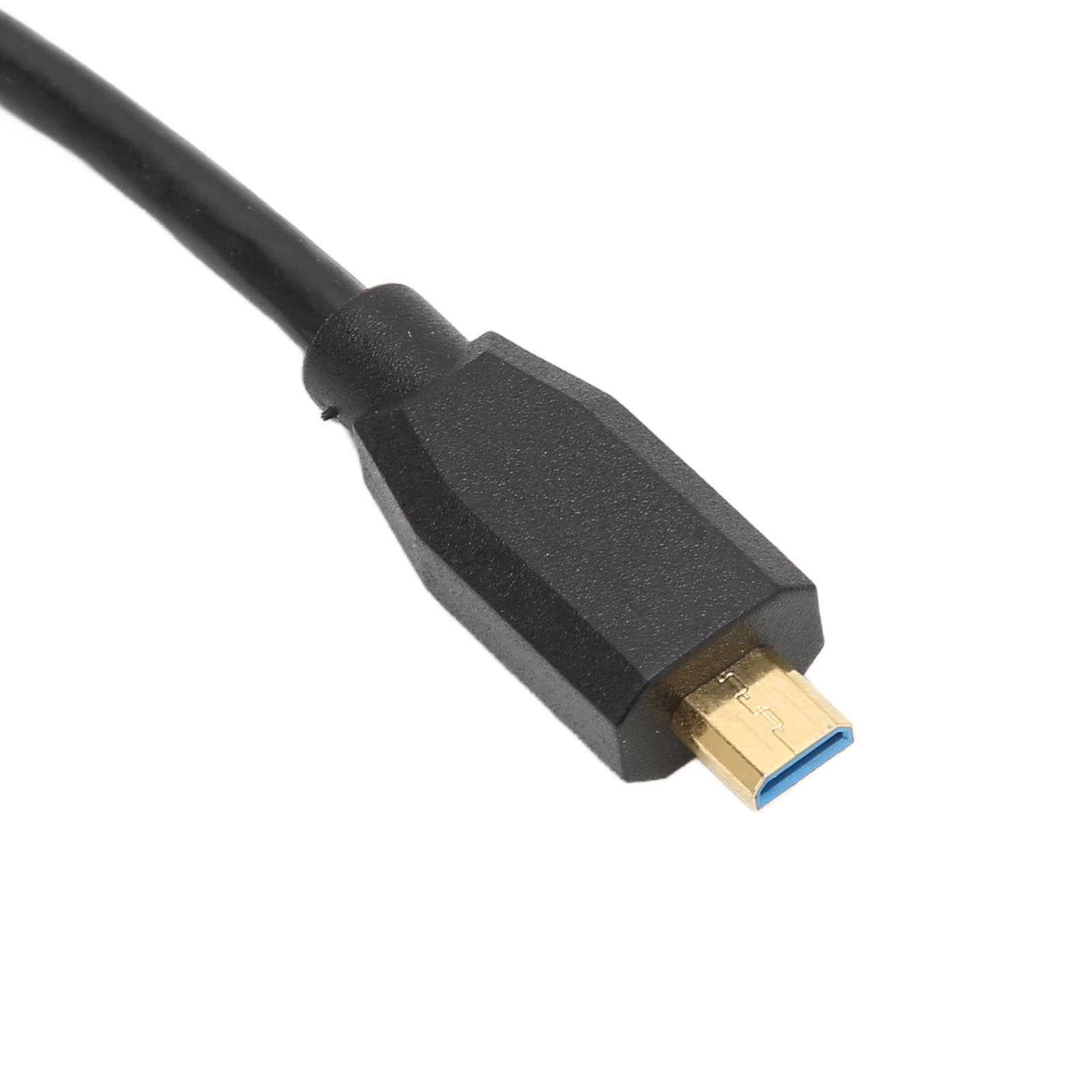 Nahaufnahme eines schwarzen, abgewinkelten Kabels mit Micro-USB-Anschluss und goldfarbener Spitze.