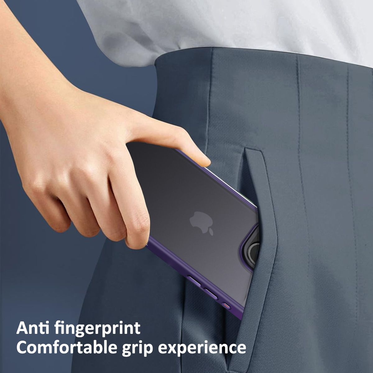Eine Hand hält ein Telefon in einer lila Hülle in einer Tasche. Text: 'Anti fingerprint, Comfortable grip'.