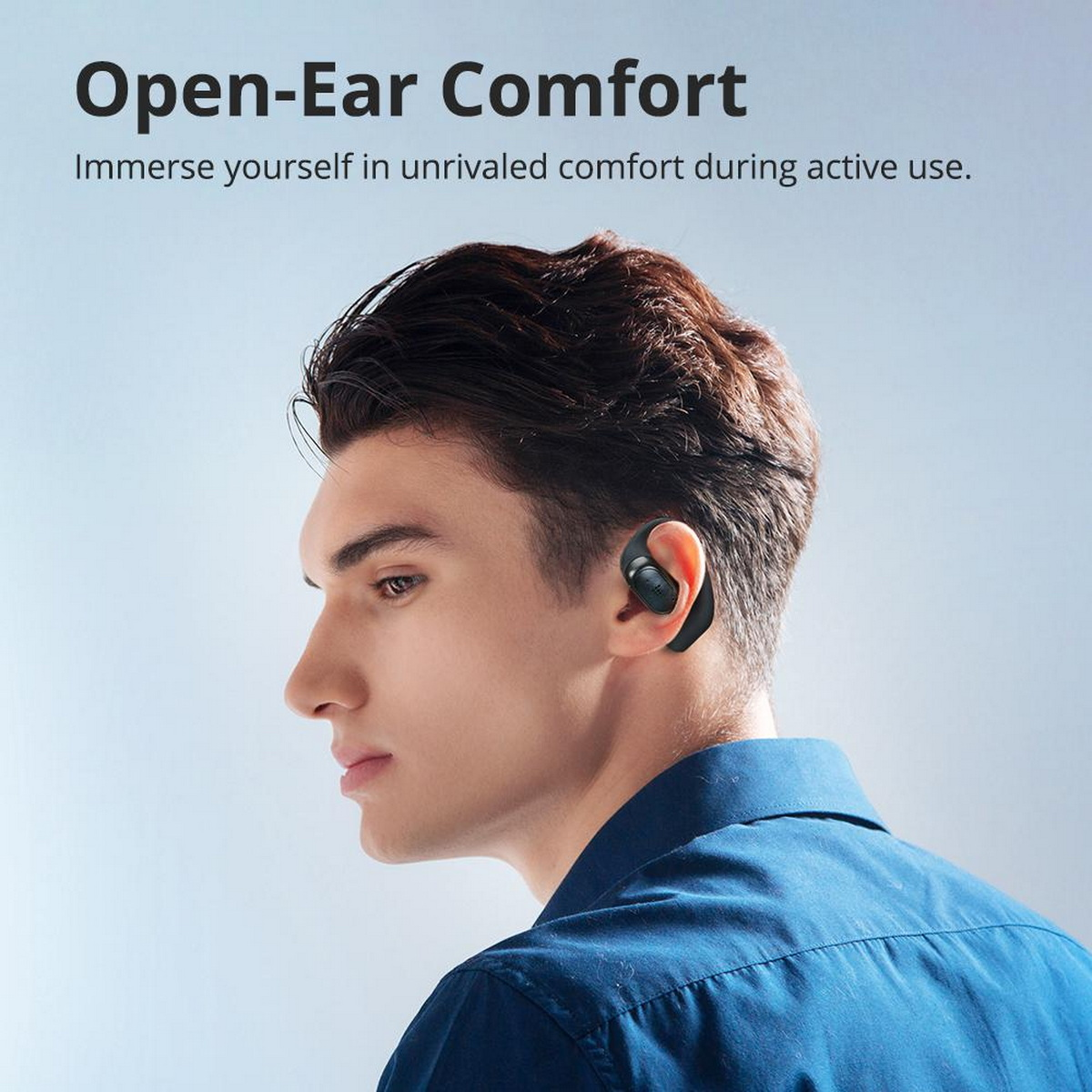 Ein Mann mit Kopfhörern, der das Ohrhörerdesign zeigt. Das Bild bewirbt Open-Ear-Komfort.