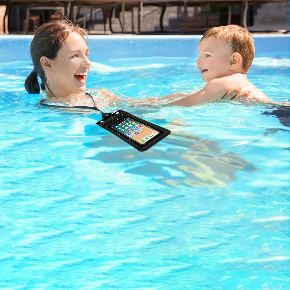 Mutter und Kind in einem Pool, Kind hält Telefon in wasserdichter Hülle.