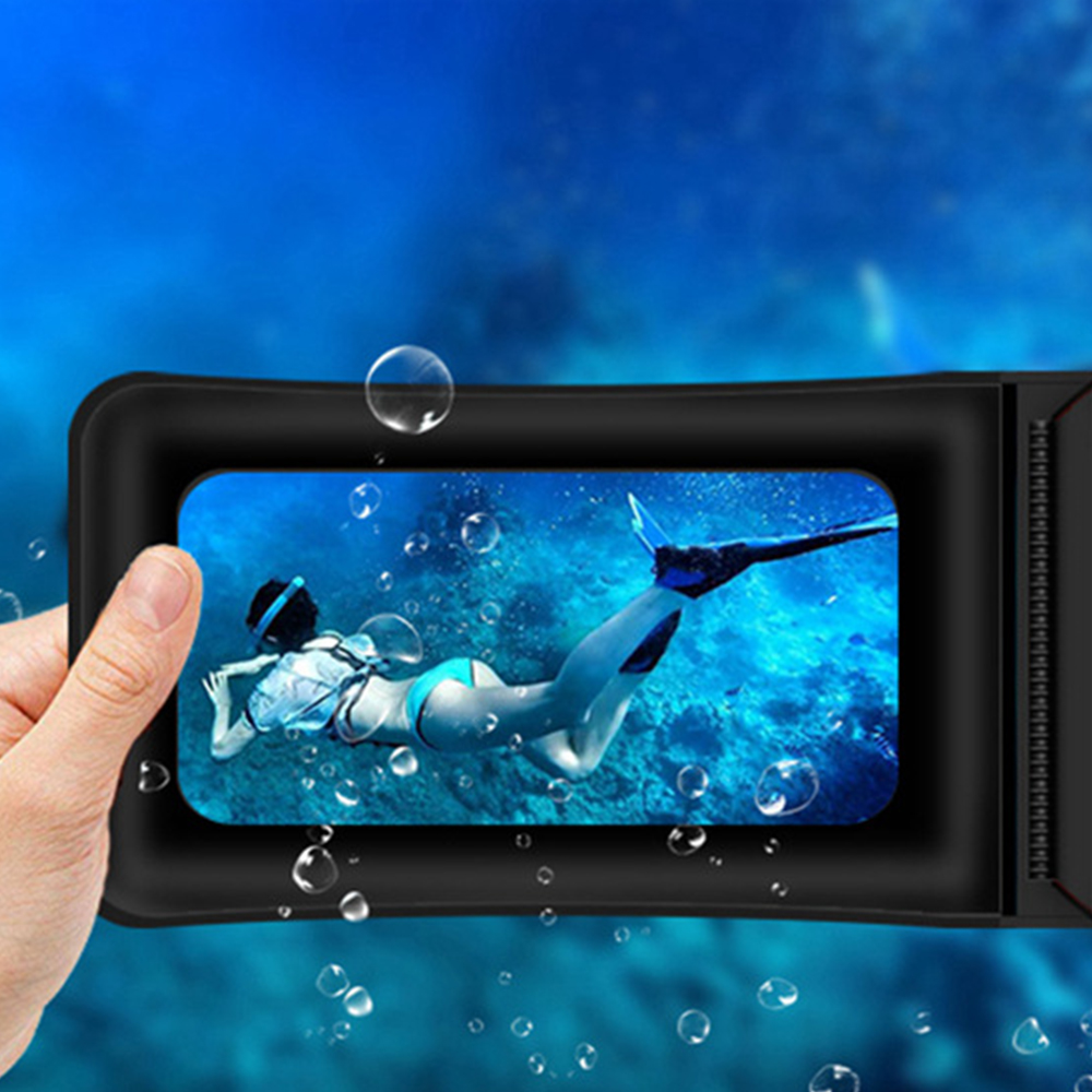 Person im Wasser, die ein Telefon in einer schwarzen, wasserdichten Hülle hält.