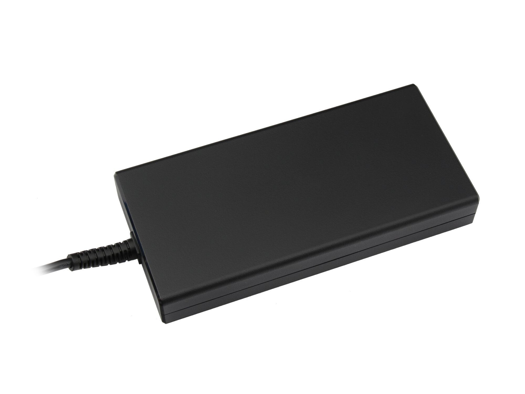 Schwarzer Netzadapter. Er ist rechteckig und hat ein Kabel. Der Adapter befindet sich auf weißem Hintergrund.