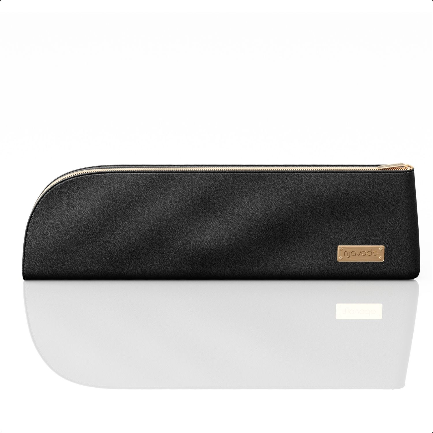 Schwarzes Etui mit Reißverschluss und goldenem Anhänger, reflektierende Oberfläche, isoliert auf Weiß.