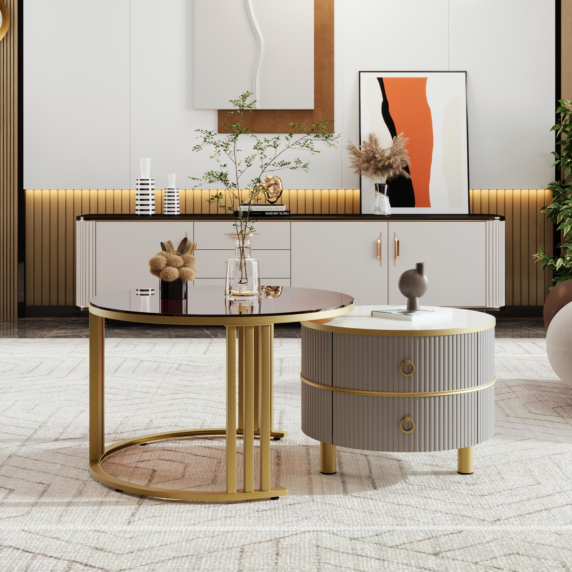 Wohnzimmer mit zwei Tischen, Blumenvase und dekorativem Schrank im Hintergrund.