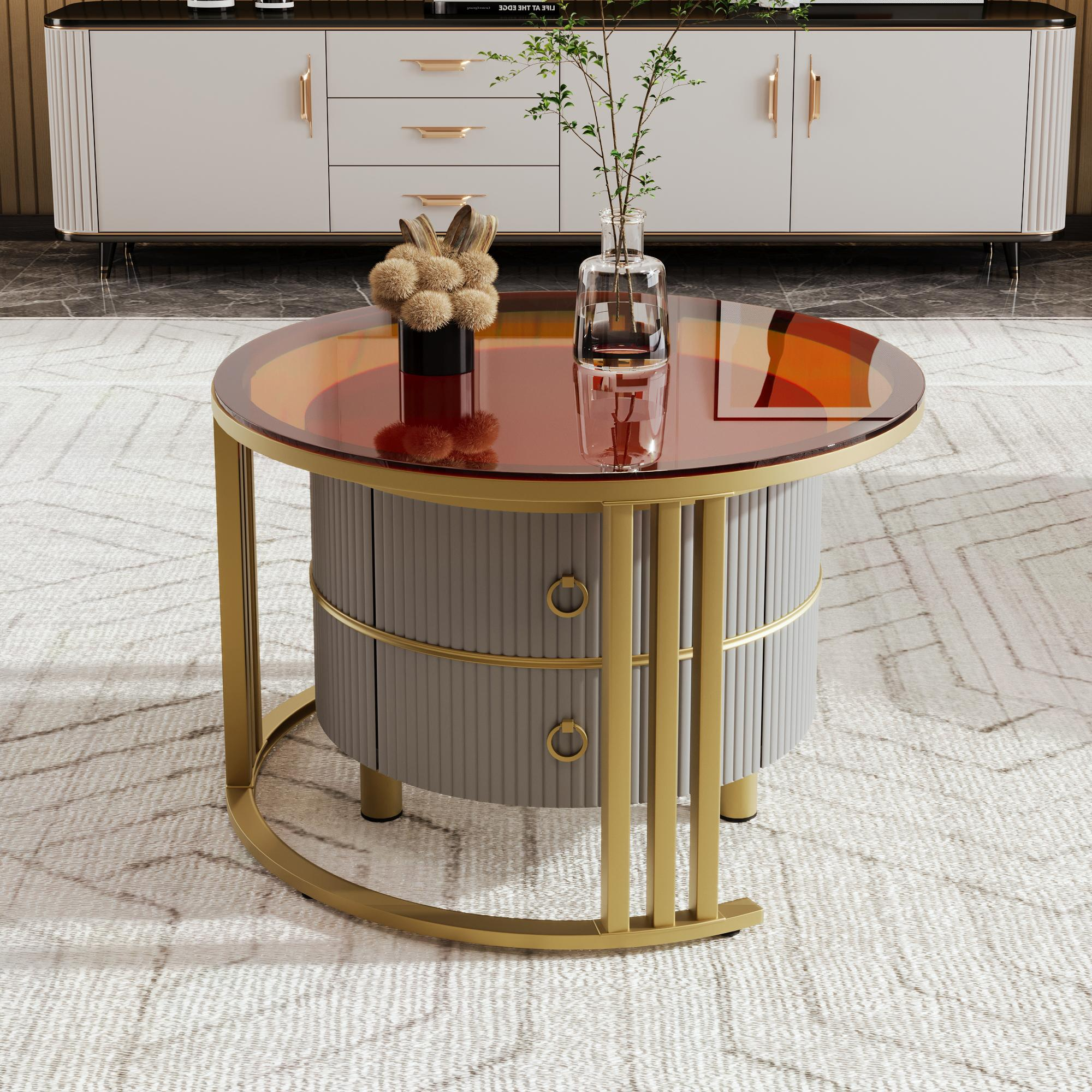 Ein runder Couchtisch mit Glasplatte, ein grauer Schrank und ein weißer Teppich.