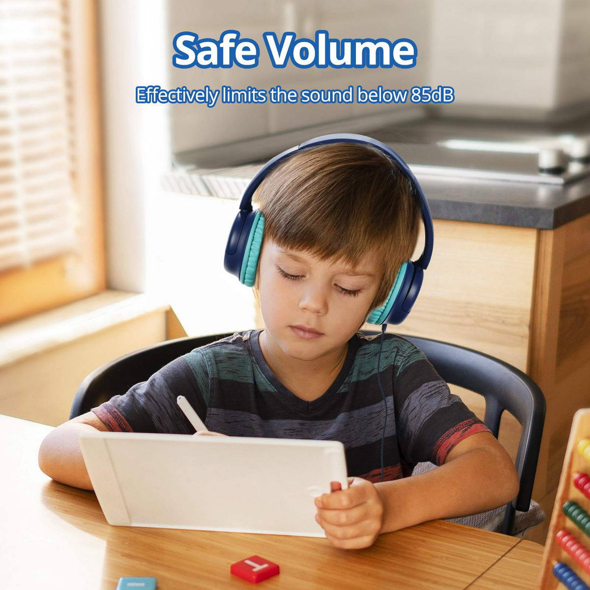 Un ragazzo con cuffie blu e verde acqua, che usa un tablet, viene pubblicizzato un volume sicuro.