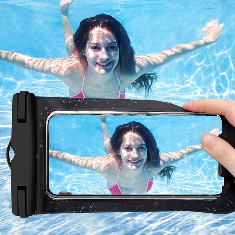 Frau schwimmt im Pool, durch wasserdichte Handyhülle gesehen. Hand hält Telefon.