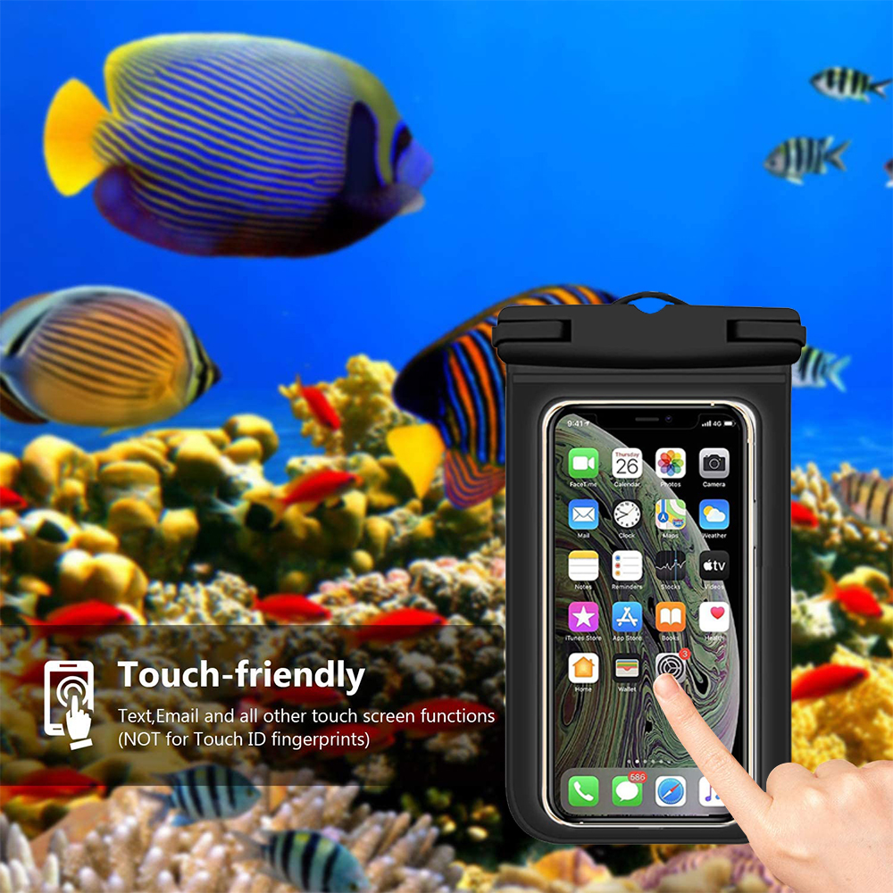 Telefon in wasserdichter Hülle, mit Fisch- und Ozeanhintergrund. Der Bildschirm zeigt App-Symbole.
