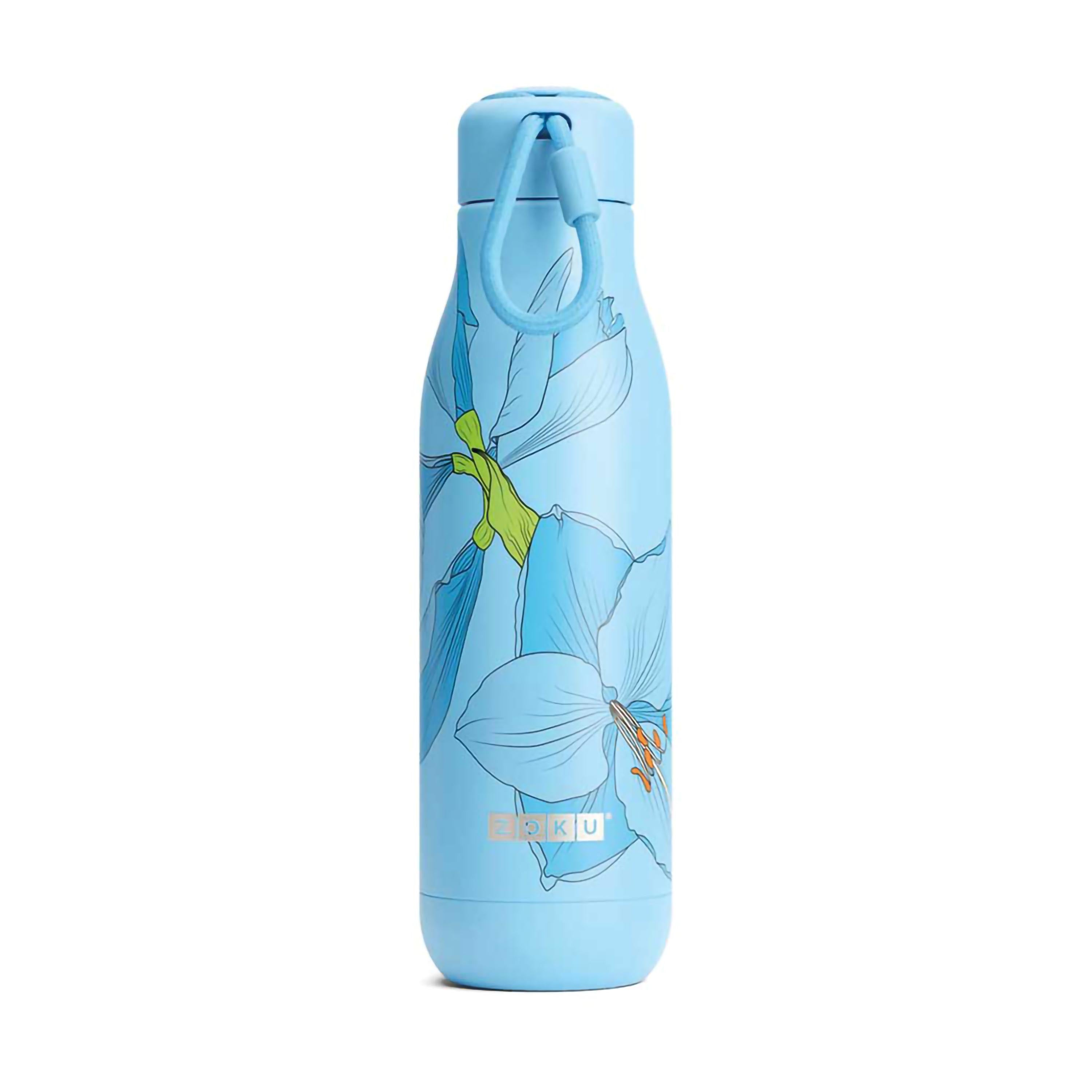 Eine blaue Wasserflasche mit floralem Muster auf weißem Hintergrund. Sie hat eine blaue Schlaufe oben.
