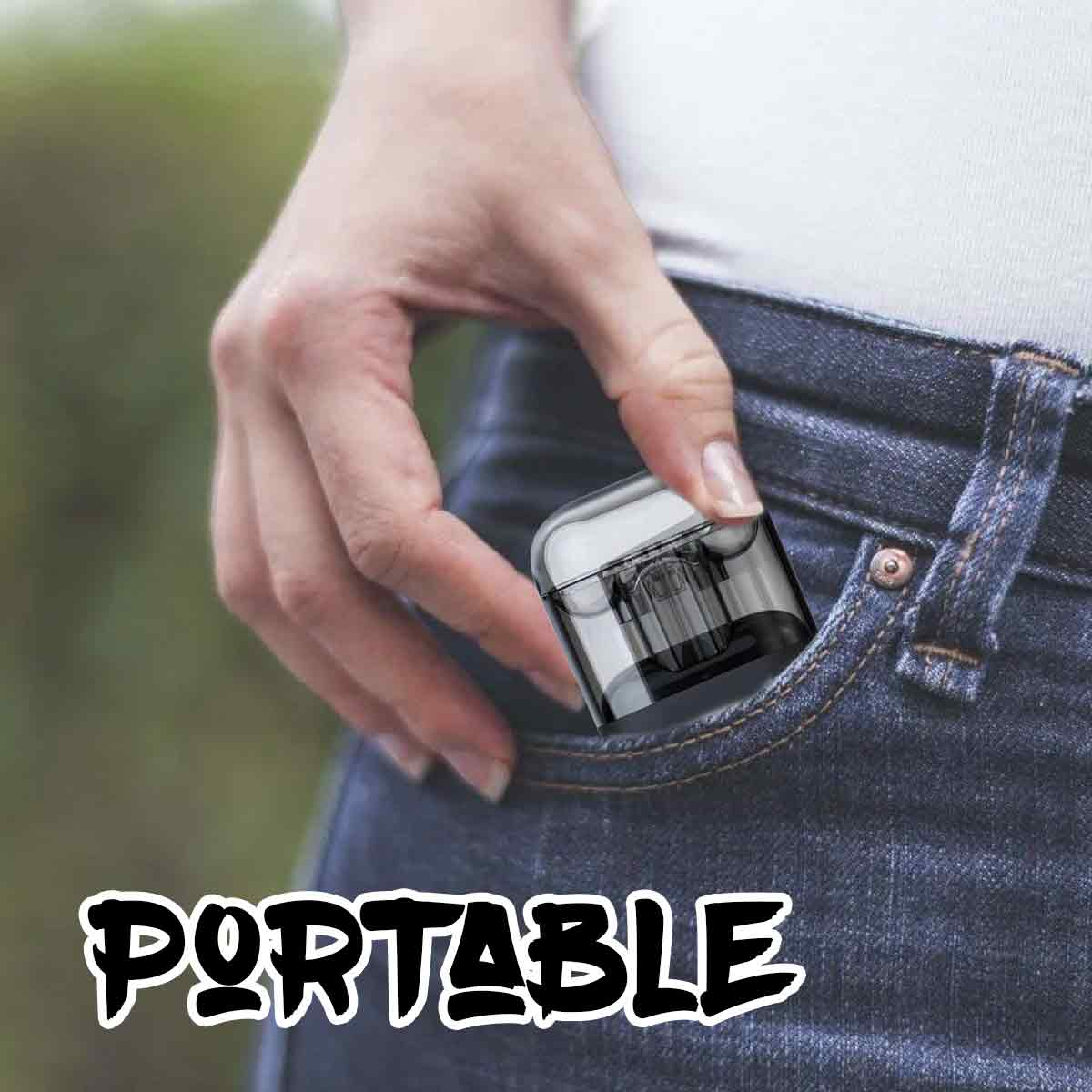 Eine Hand hält eine kleine, transparente Hülle, die in eine Jeans-Tasche gesteckt wird. Das Wort PORTABLE steht geschrieben.