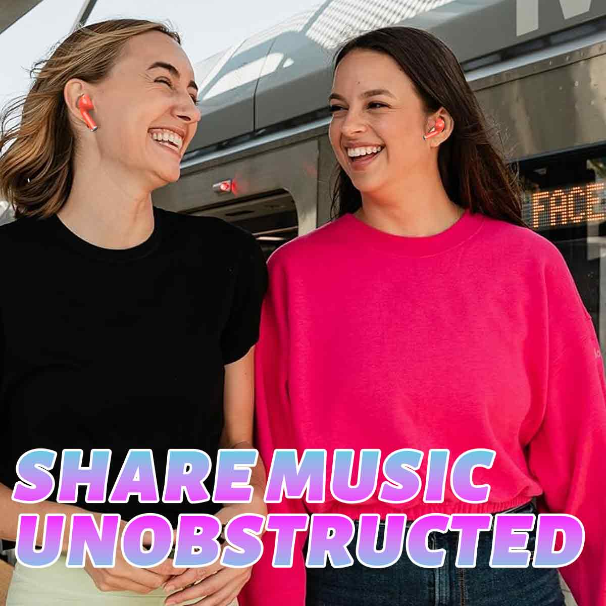 Zwei lächelnde Frauen, beide mit Ohrhörern. Text: SHARE MUSIC UNOBSTRUCTED.