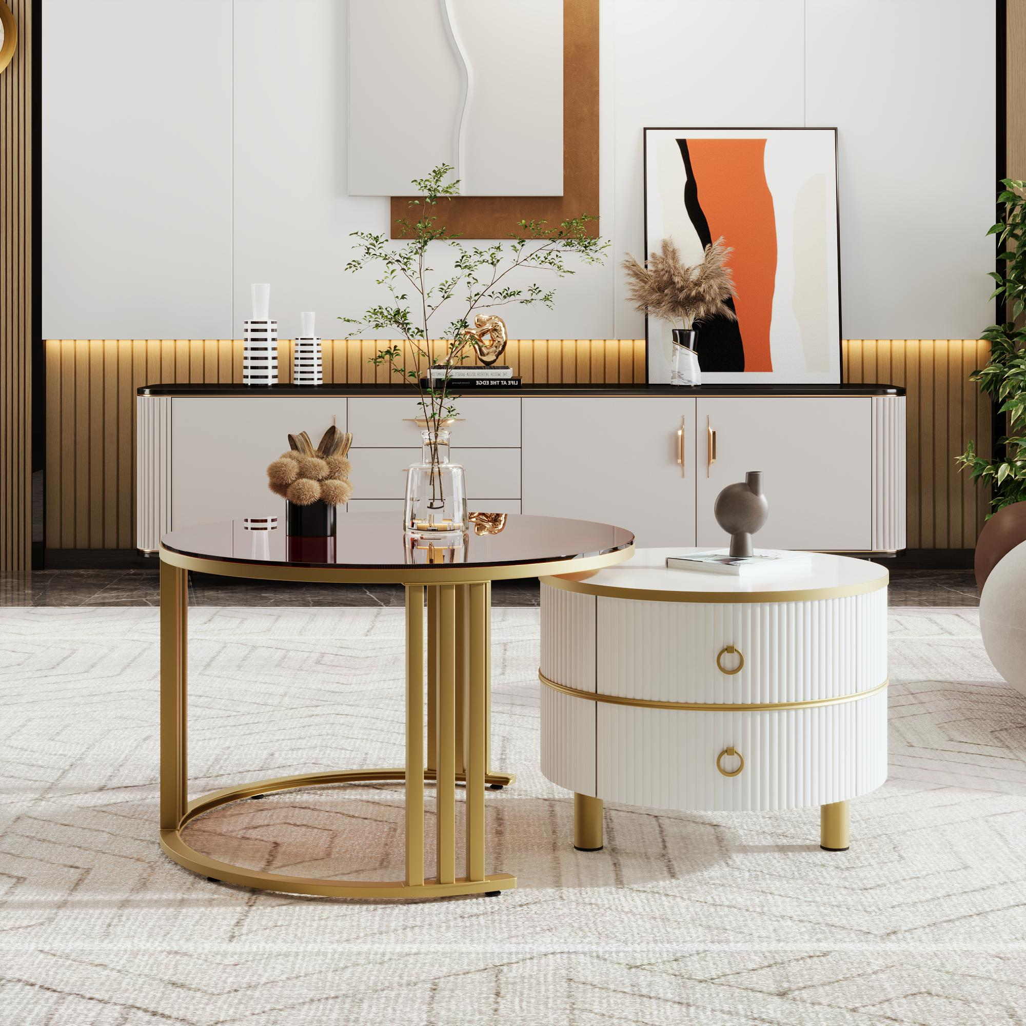 Modernes Wohnzimmer mit rundem Tisch, weißen und goldenen Möbeln und Dekor.