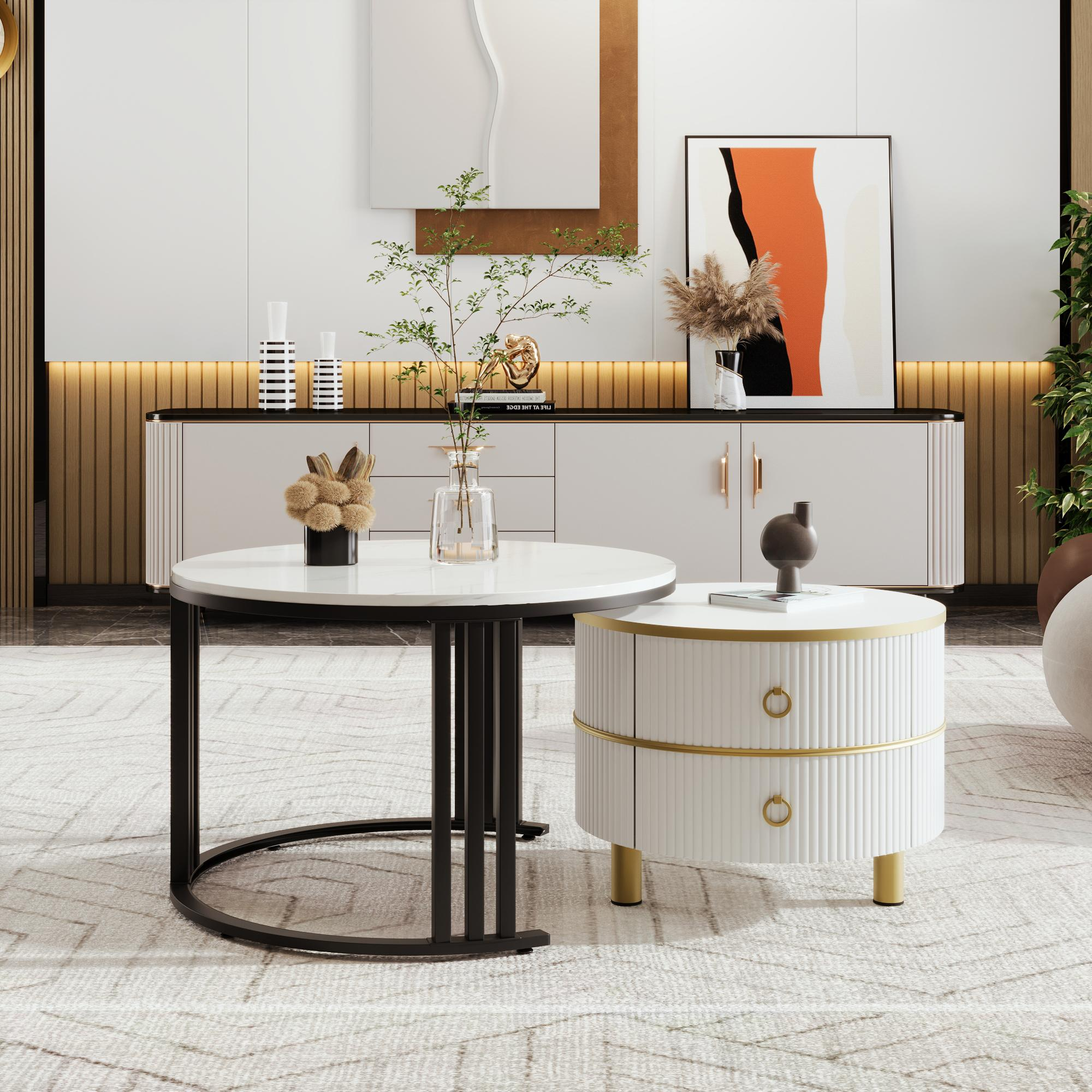 Modernes Wohnzimmer mit zwei Tischen, Dekoration und Pflanzen.