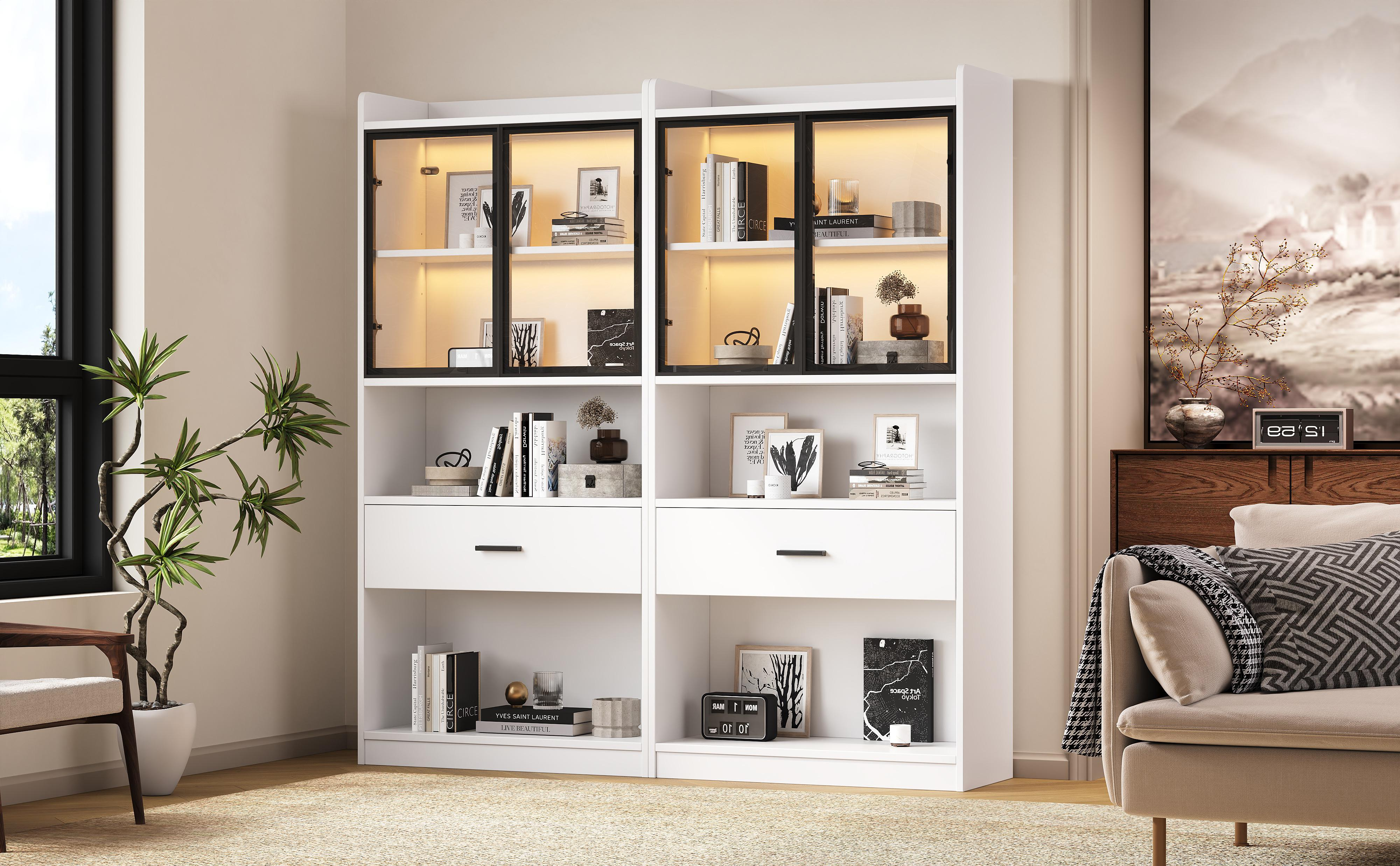 Weiße Bücherregale mit Glastüren und Gegenständen darin.