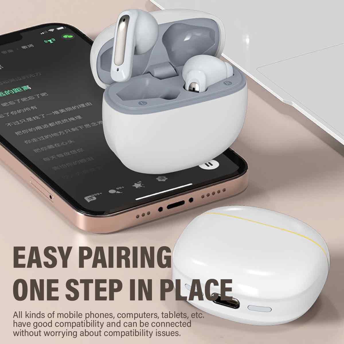 Weiße Ohrhörer und Ladecase neben einem Telefon. Text: 'Easy Pairing One Step In Place'.