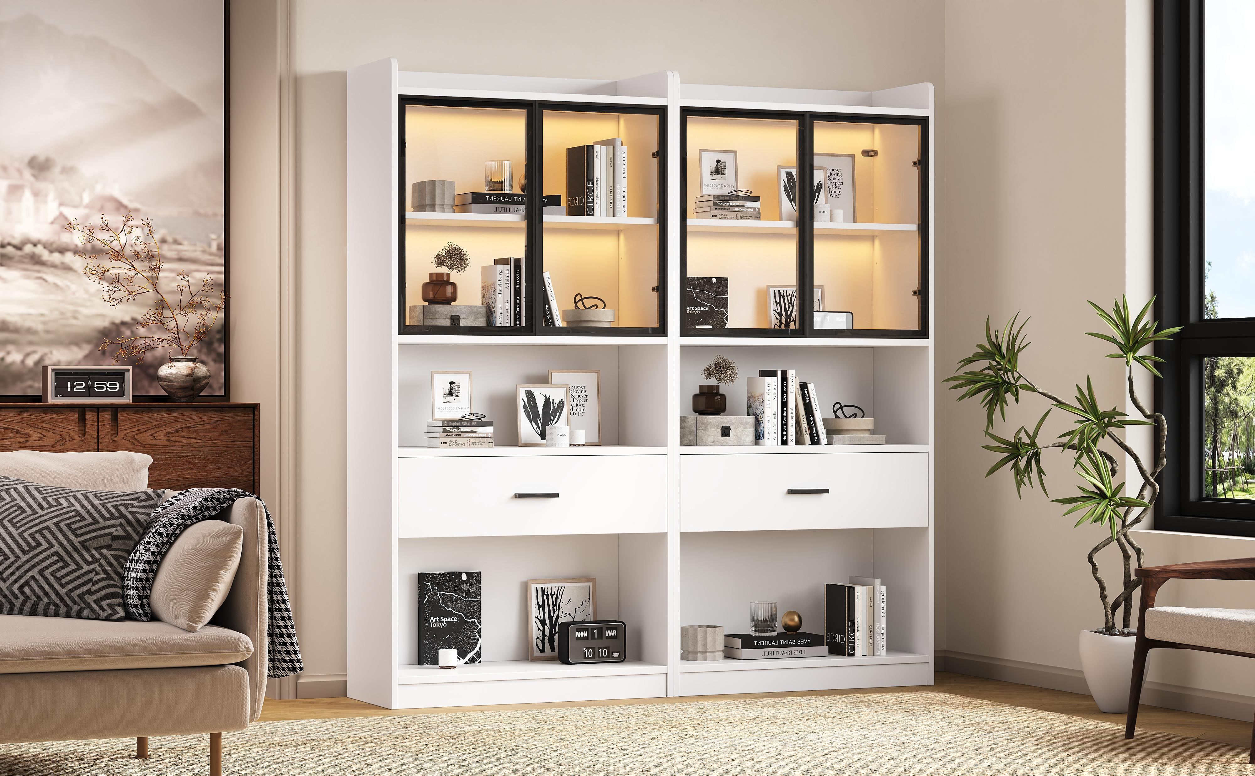 Weißes Bücherregal mit Glastüren, Büchern und Dekoration.