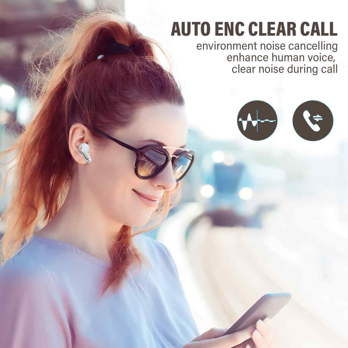 Eine Frau mit Sonnenbrille benutzt ihr Telefon, während sie Ohrhörer trägt. Text: 'Auto ENC Clear Call'.