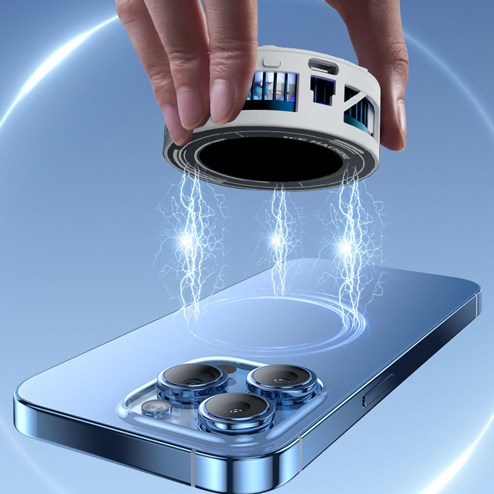 Hand, die ein Telefon hält, an dem ein weißer Telefonkühler befestigt ist. Blauer Hintergrund.