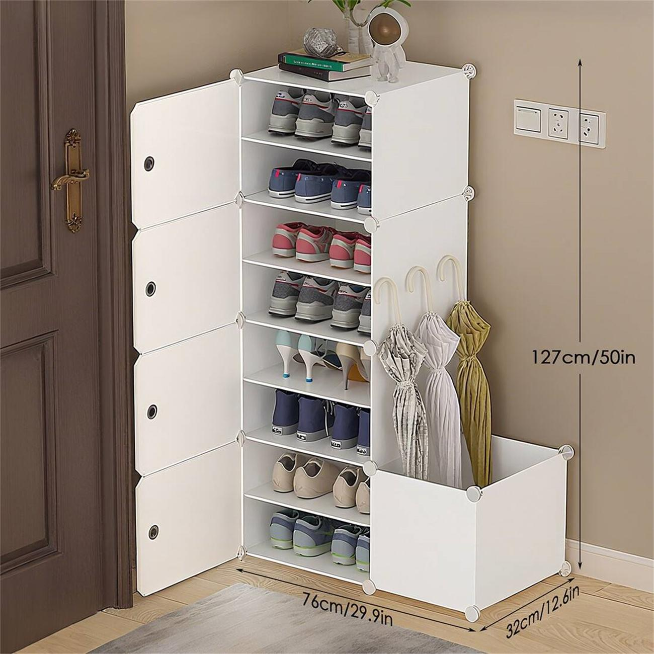 Ein weißes Schuhregal mit Schuhen, Regenschirmen und Abmessungen. Misst 76 cm/29,9 Zoll x 32 cm/12,6 Zoll x 127 cm/50 Zoll.