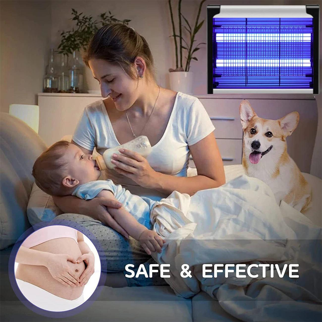 Frau füttert Baby im Bett, Hund daneben, im Hintergrund ein Moskitokiller.