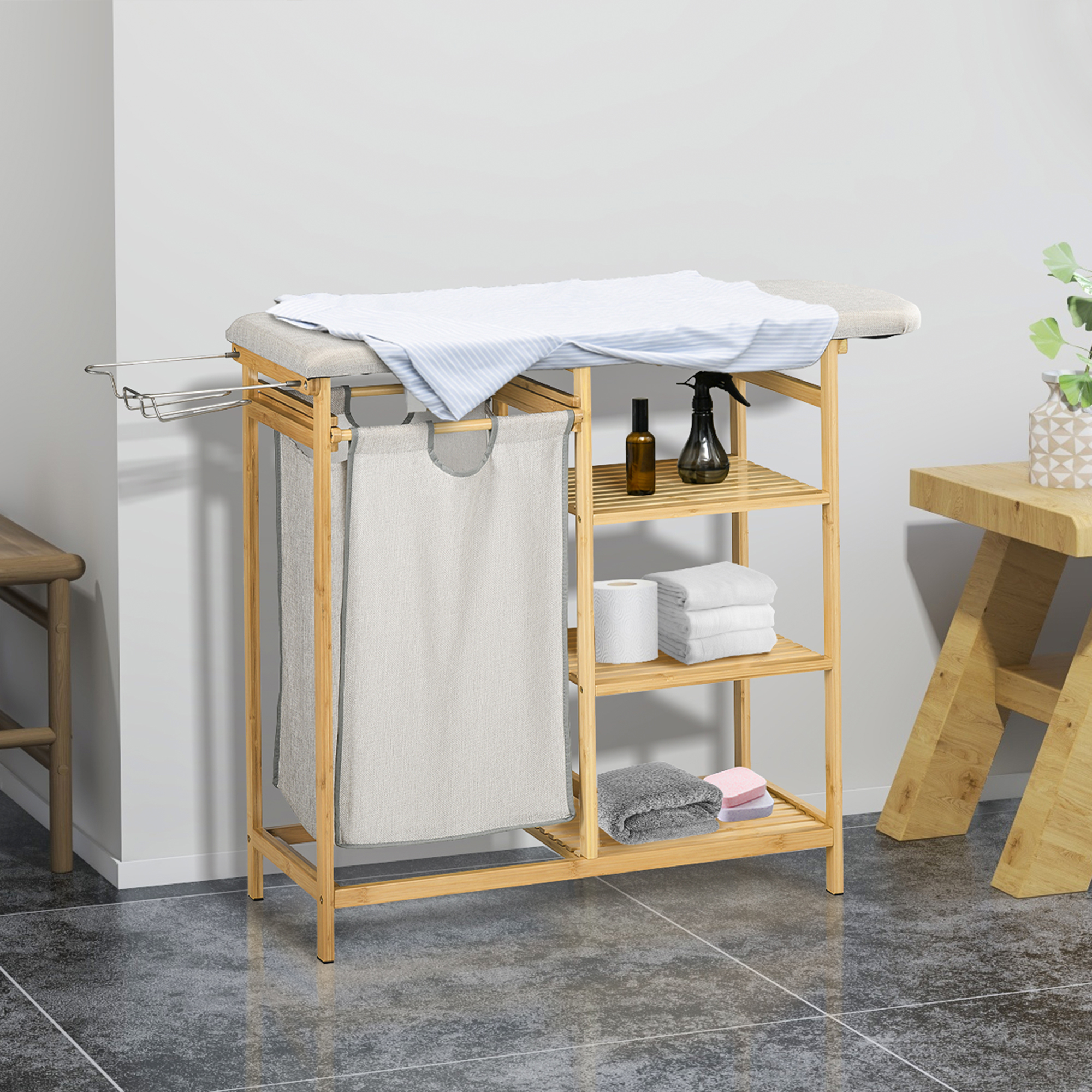 Organizzatore per la biancheria in legno con asse da stiro. Include ripiani, un cesto e accessori. Beige chiaro.