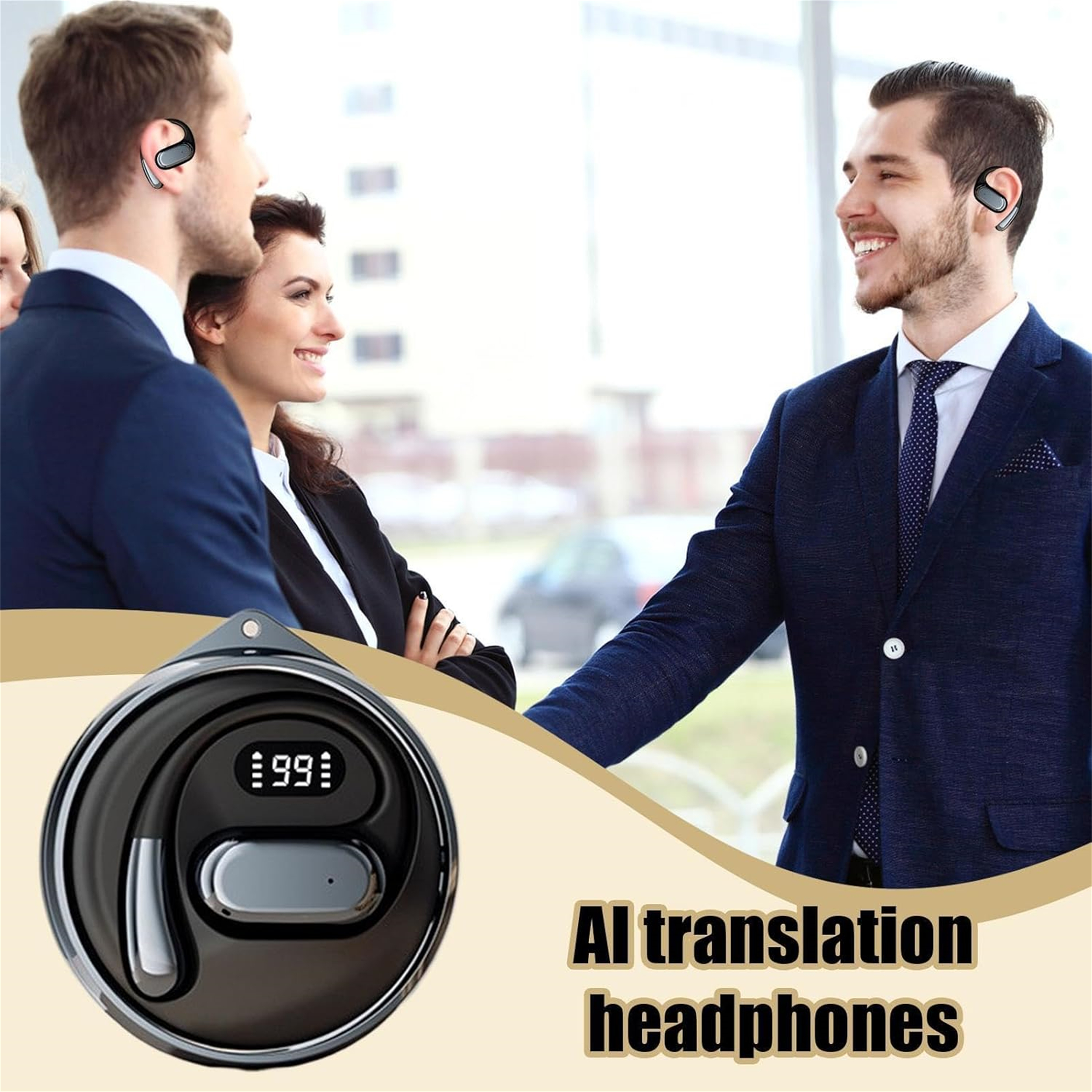 Drei Personen tragen Headsets, eine lächelt. Ein schwarzes Ladecase mit Display wird gezeigt.