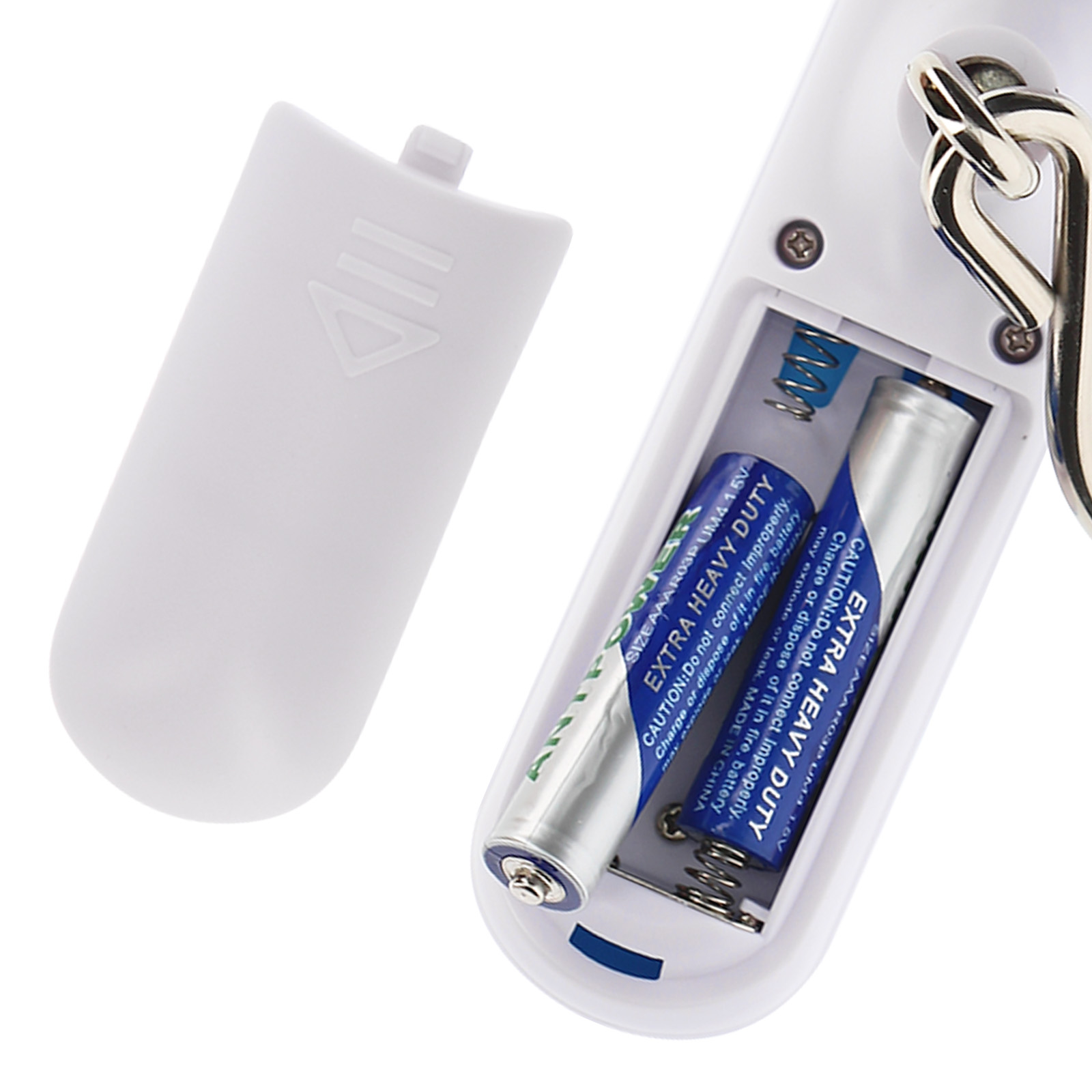Batterien sind im Batteriefach eines weißen Geräts sichtbar. Die Batterieabdeckung ist geöffnet.