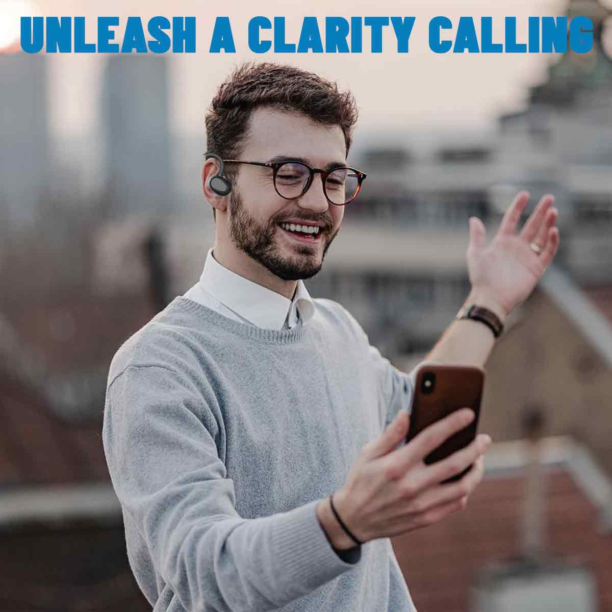 Ein Mann mit Brille und Ohrhörern lächelt, während er ein Telefon hält. Der Text oben lautet 'Entfessle einen Anruf der Klarheit'.