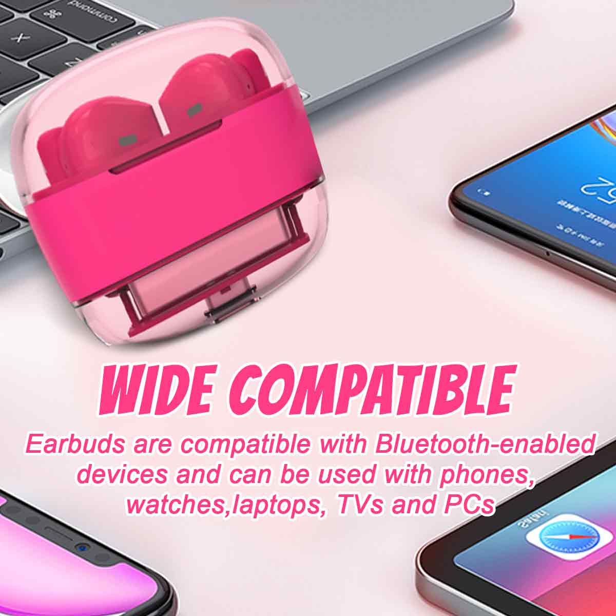 Rosa Ohrhörer befinden sich in einem transparenten Ladecase mit einem rosa Band. Telefone und Tablets sind im Hintergrund.