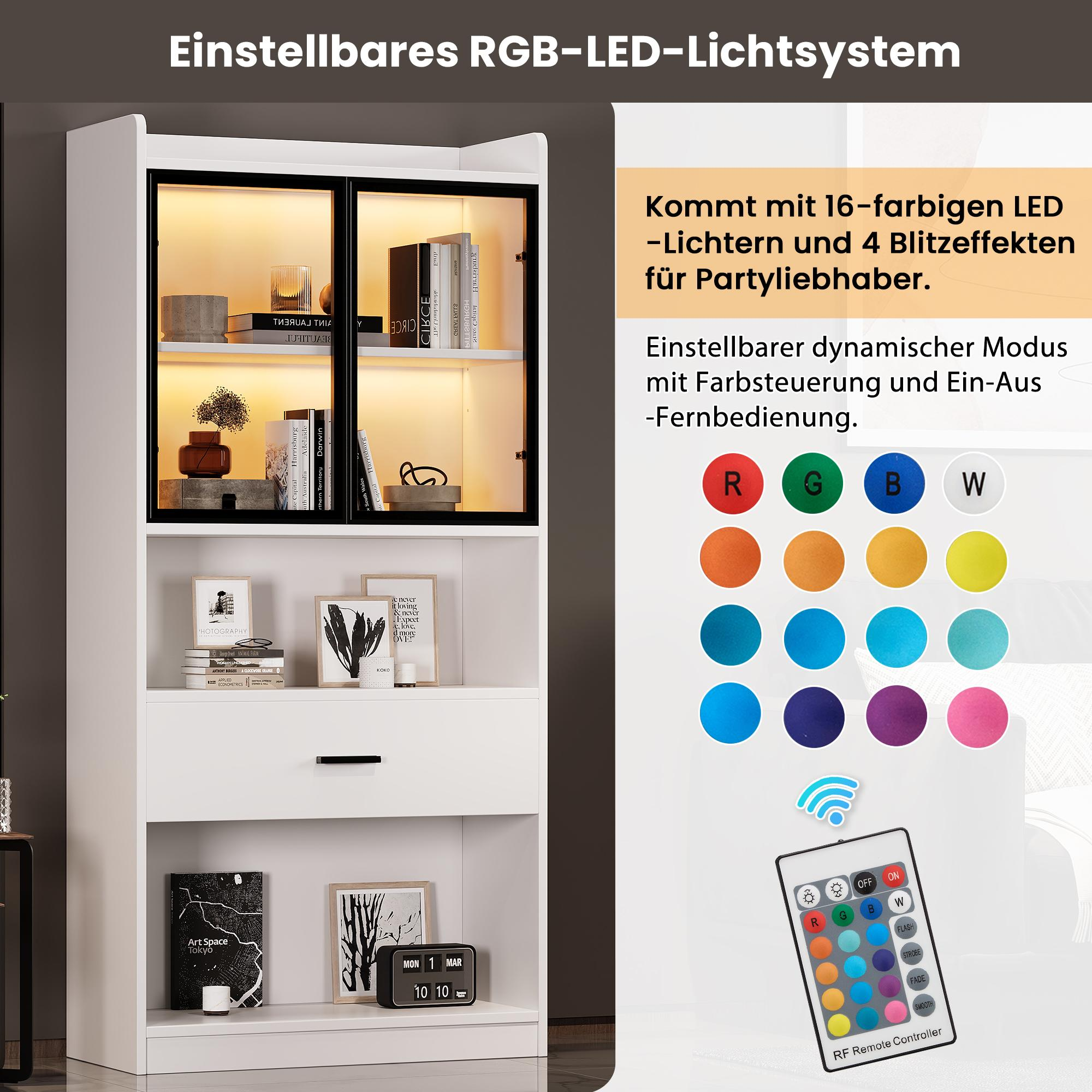 Weißer Schrank mit Glastür und verschiedenen Regalen mit Dekorationen.