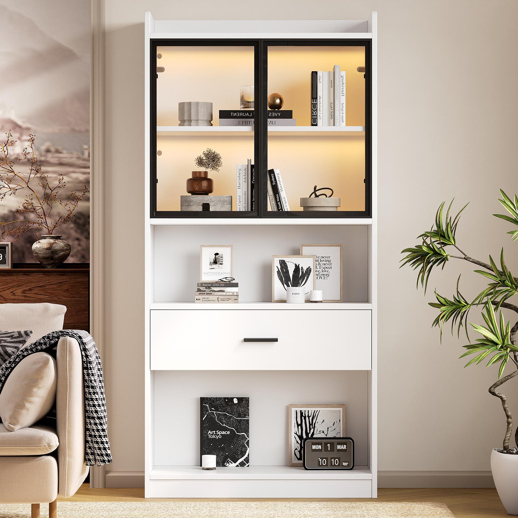 Weißer Schrank mit Glastüren und Lichtern. Unten ist eine Schublade. Der Hintergrund ist beige.