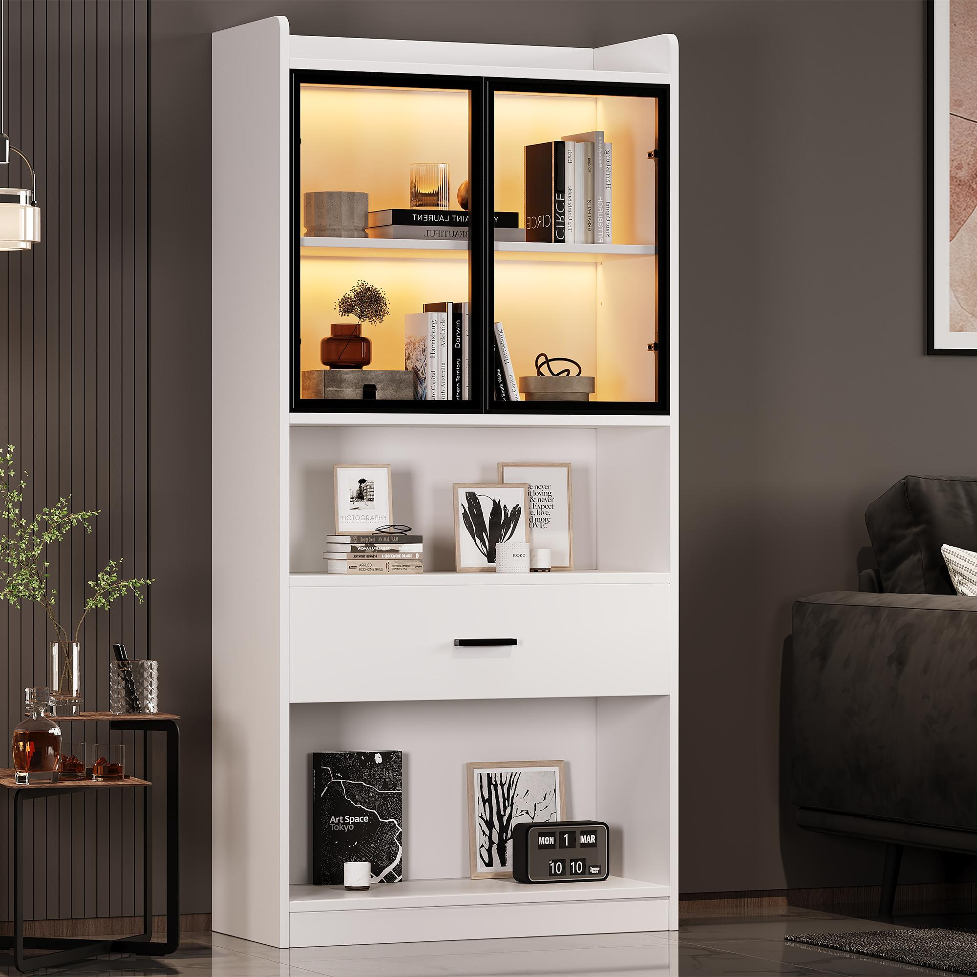 Weißer Schrank mit Glastüren und einer Schublade. Es gibt Bücher, Kunst und Dekorationen. Grauer Hintergrund.