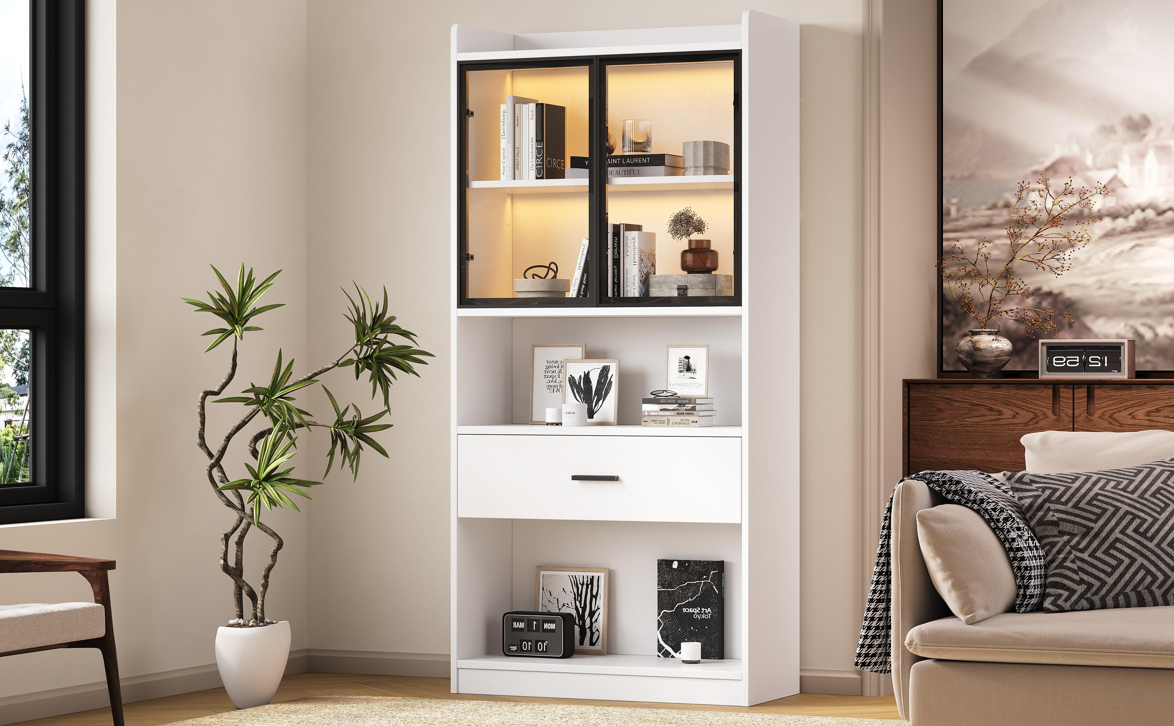 Weißes Bücherregal mit Büchern, Dekor und Glastüren. Pflanzen und eine Schublade. Modernes Interior Design.