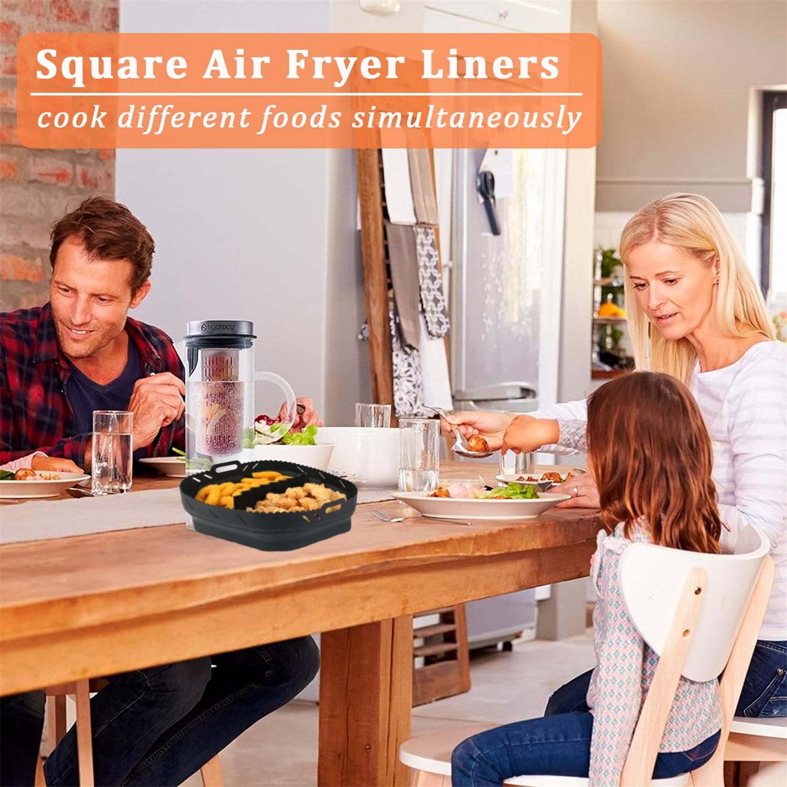 Familie am Tisch. Airfryer-Einlagen auf dem Tisch. Beinhaltet: Mann, Frau, Kind, Tisch, Essen und Wasserkrug.