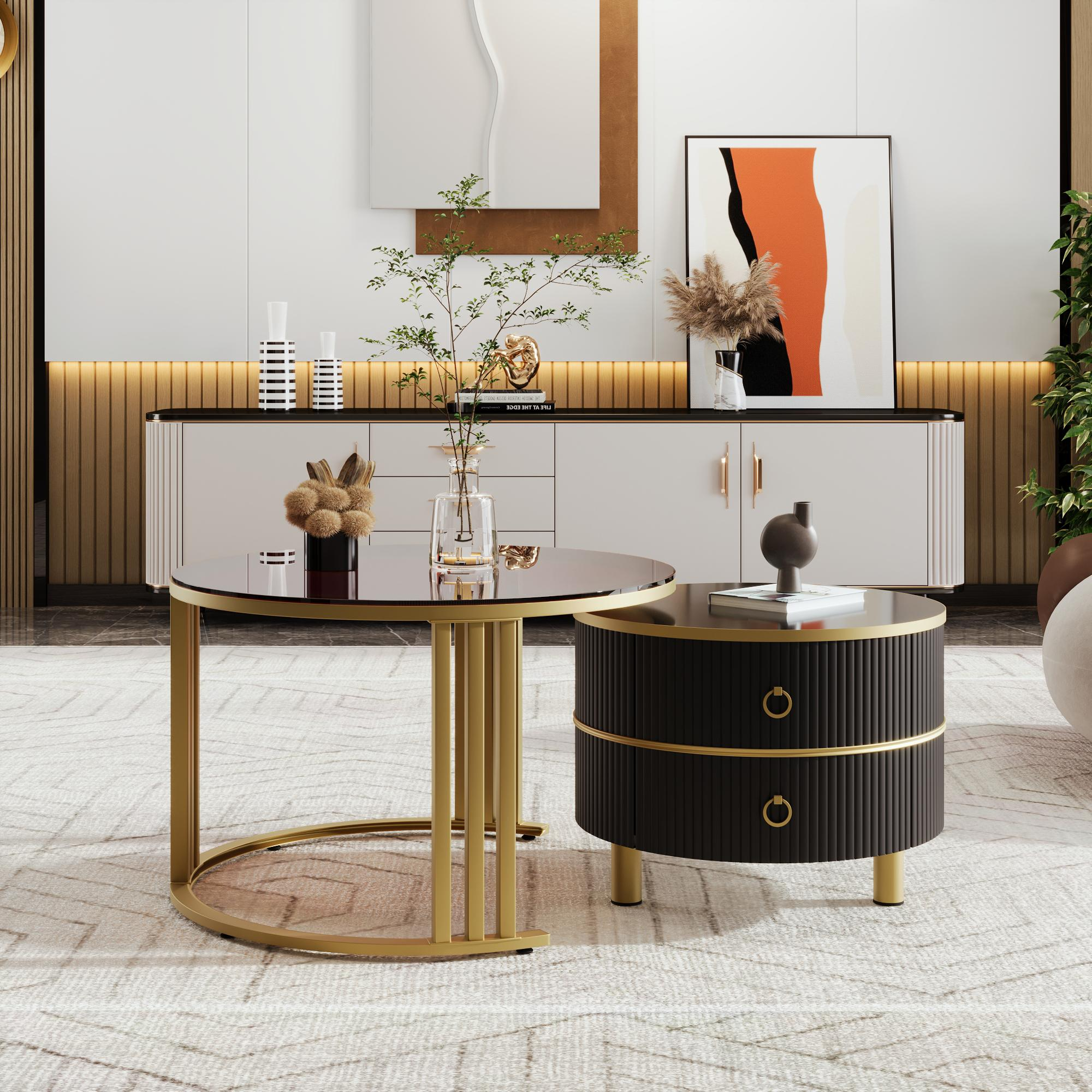 Wohnzimmer mit runden Couchtischen. Gold- und Schwarz-Farbschema. Die Einrichtung umfasst Vase, Pflanzen und ein Gemälde.