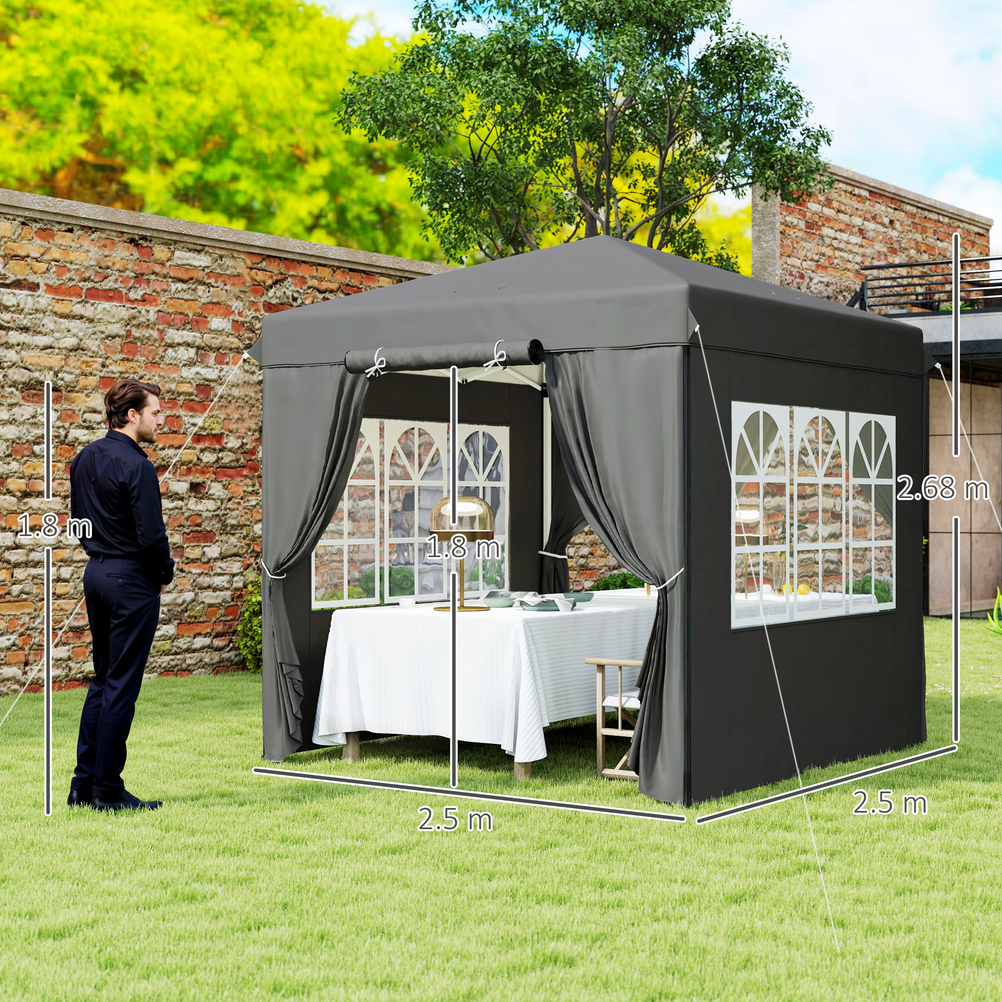 Mann steht neben einem Pavillon mit Tisch, Gras, Backsteinmauer und Baum.