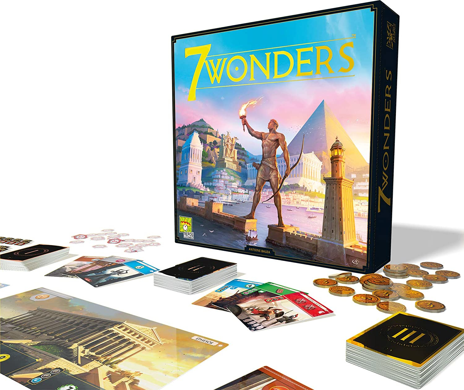 Brettspielbox von 7 Wonders mit Spielkomponenten auf dem Tisch. Die Box zeigt eine Person mit einer Fackel.