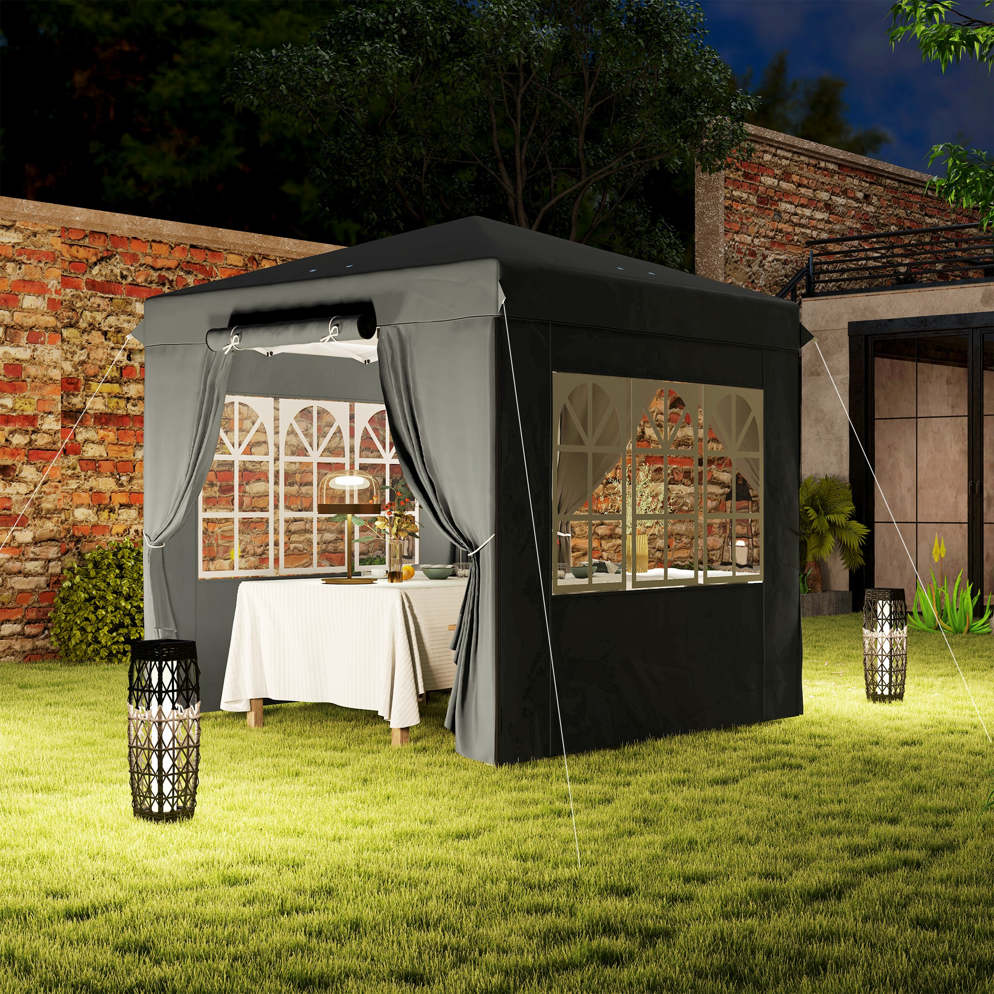 Ein dunkelgrauer Pavillon auf grünem Gras mit einem Tisch im Inneren. Zwei schwarze Lampen beleuchten die Szene bei Nacht.