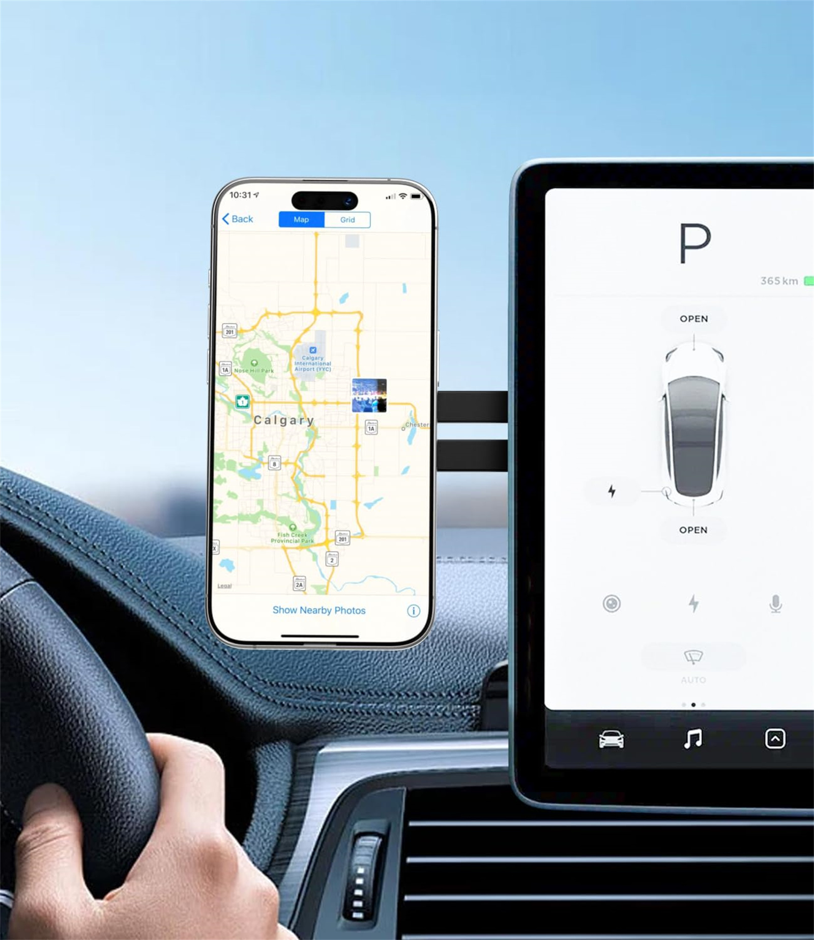 Telefon zeigt Karte in einem Auto. Das Auto-Interface hat einen großen Bildschirm mit Karte und Auto-Bild.