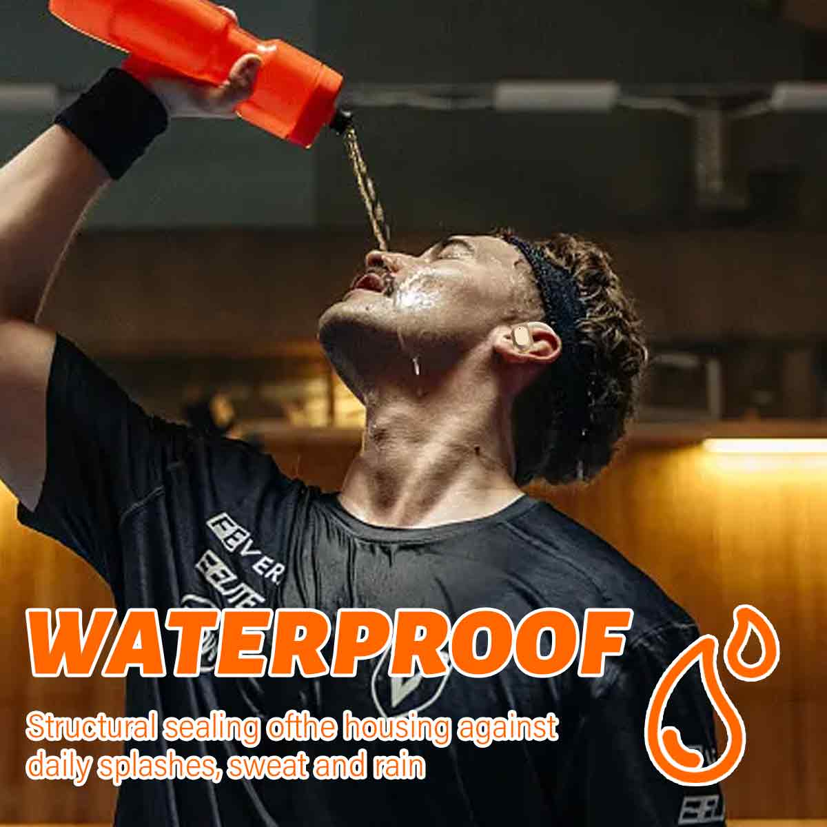 Ein Mann gießt Wasser aus einer orangefarbenen Flasche in seinen Mund, nachdem er trainiert hat.