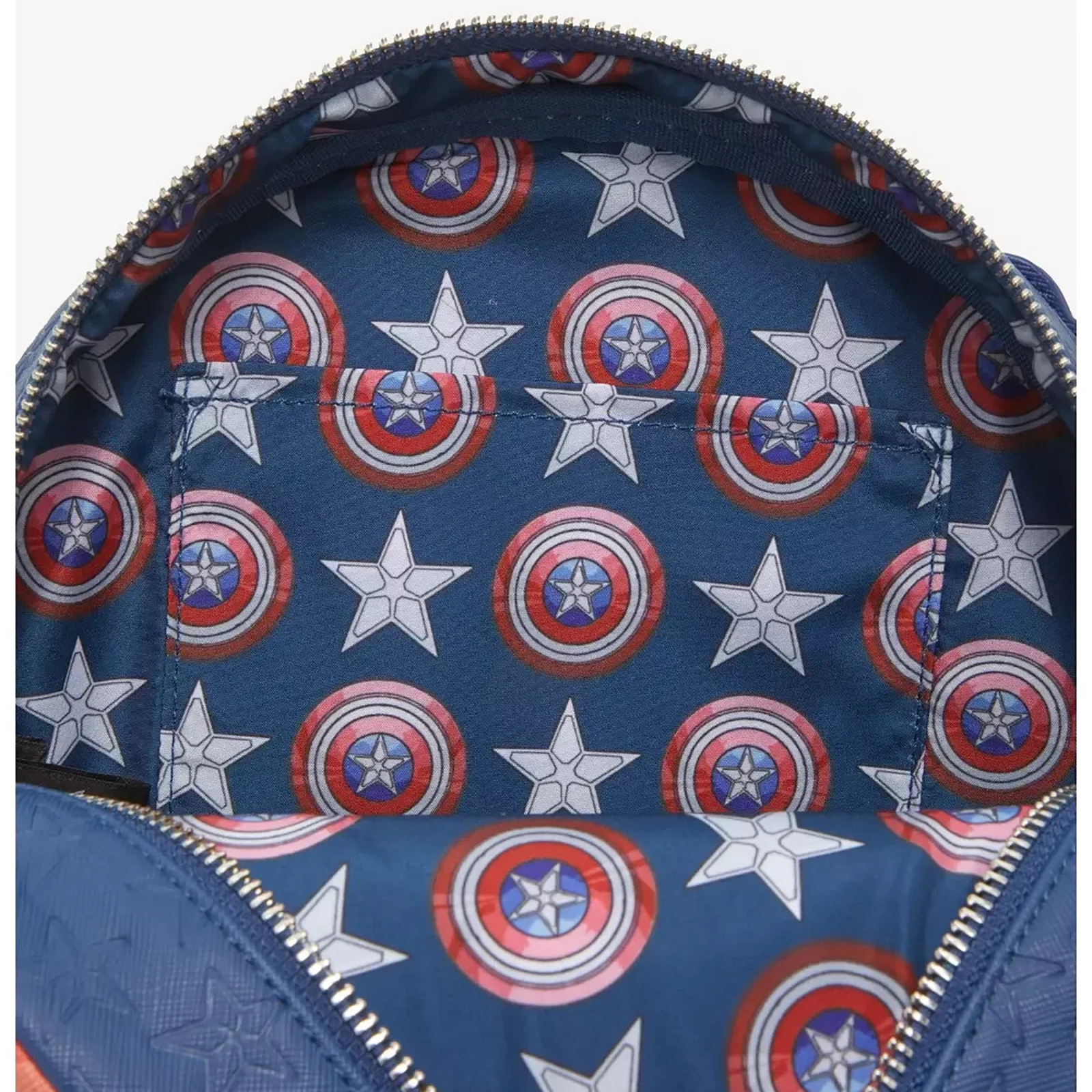 Die Innenseite der Captain America Schildtasche mit einem Muster aus Schilden und Sternen.