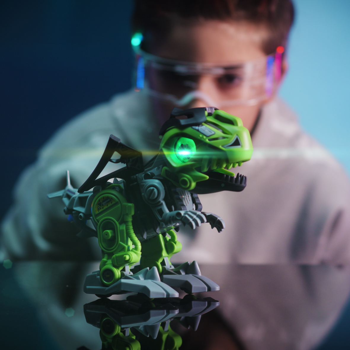 Un dinosauro giocattolo con occhi verde brillante è tenuto da una persona.