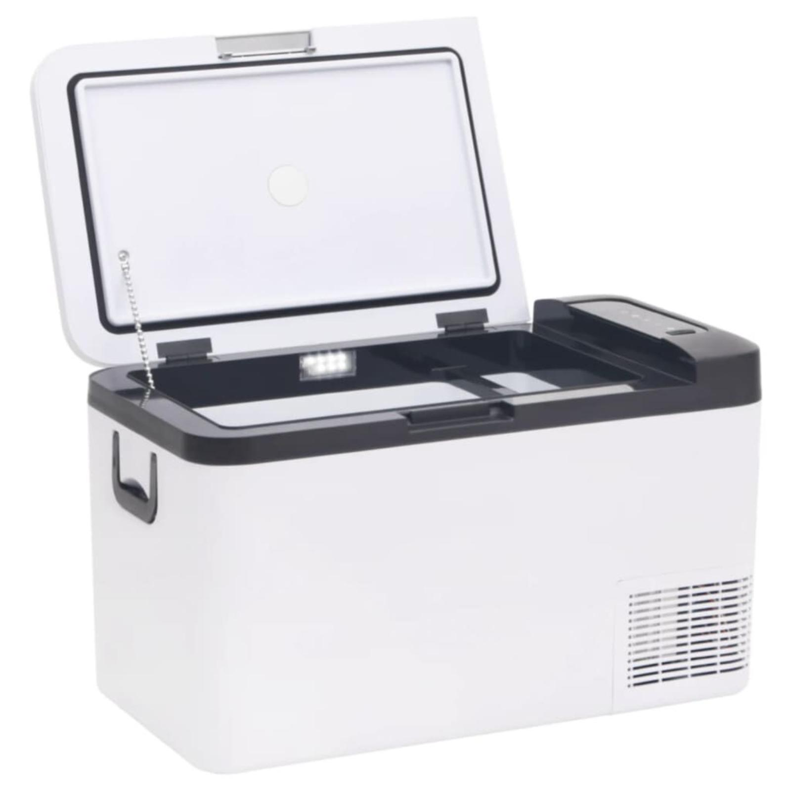 Weißer Mini-Kühlschrank mit geöffneter Tür, die den Innenraum freilegt. Hat schwarzen Zierrat.