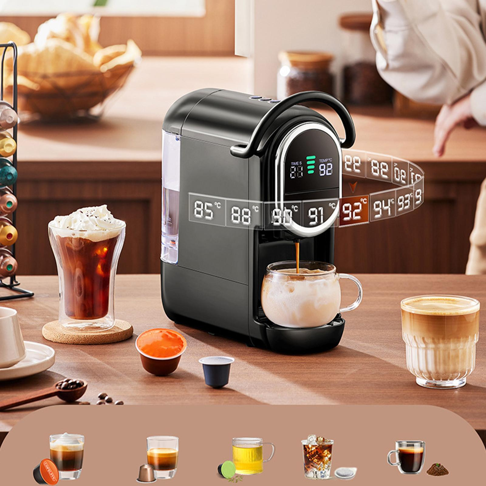 Schwarze Kaffeemaschine mit verschiedenen Kaffeearten, die Temperaturstufen anzeigen. Kaffeetassen stehen auf dem Tisch.